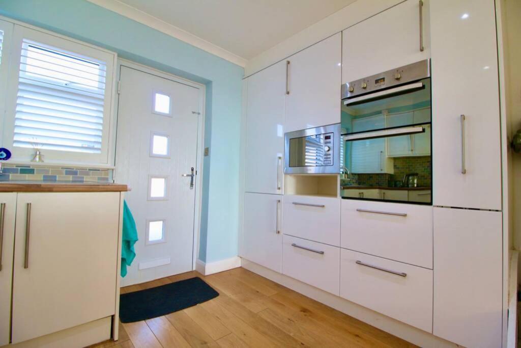 Serenity "Your Calm Seafront Retreat" By Air Premier Seaford Bagian luar foto